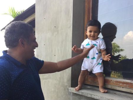 பெரிய வில்லன் பிரகாஷ்ராஜுடன் குட்டி ஹீரோ: சோ க்யூட்