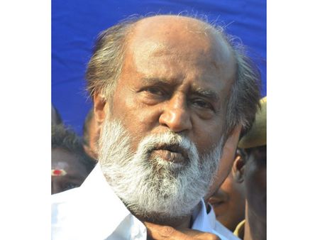 2.ஓ படப்பிடிப்பில் ரஜினி... பார்க்கக் குவிந்த மக்கள்!