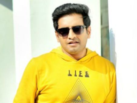 நானும் லீடிங் ஹீரோவாச்சே... ஹன்சிகா, தமன்னாவுக்கு வலைவீசும் சந்தானம்!