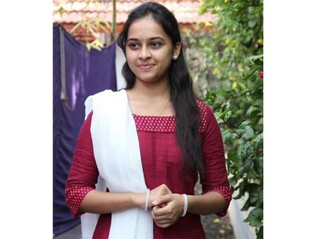 ஒரே கல்லில் இரண்டு மாங்காய் அடிக்கப் பார்க்கும் ஸ்ரீதிவ்யா?