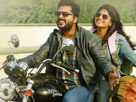 'அச்சம் என்பது மடமையடா' ரிலீஸான இன்றே ஃபேஸ்புக் லைவில் சுடச்சுட லீக்கானது!