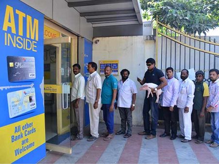 கையில் பன்றிக்குட்டியுடன் ஏடிஎம் வரிசையில் நின்ற நடிகர்: எல்லாம் பப்ளிகுட்டிக்காக