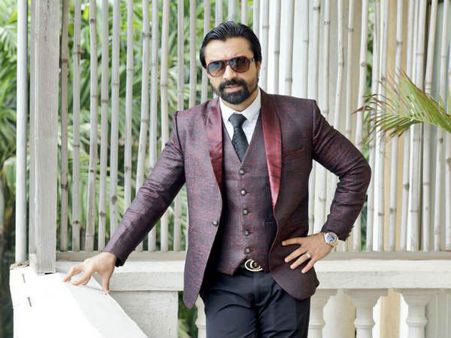 பெண்ணுக்கு நிர்வாண செல்ஃபி அனுப்பிய நடிகர் அஜாஸ் கான் கைது