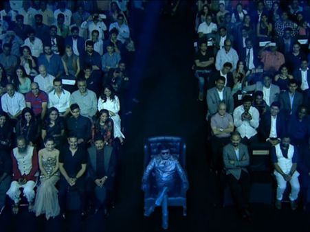 மேடையில் ஒரு ரஜினி.... ஹாலின் நடுநாயகமாக சிட்டி ரஜினி... இன்ப அதிர்ச்சியில் ரசிகர்கள்!