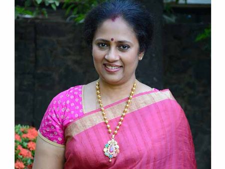 கிண்டல் செய்து காயப்படுத்துகின்றனர் - கண்ணீர் விட்டு அழுத லட்சுமி ராமகிருஷ்ணன்