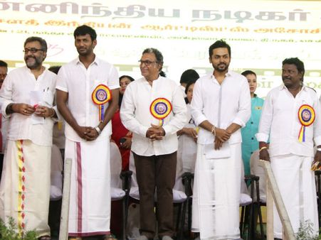 பலத்த களபரங்களுக்கு இடையே வெற்றிகரமாக நடந்து முடிந்த நடிகர் சங்க கூட்டம்- வீடியோ