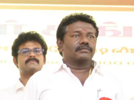 நடிகர் சங்க கலாட்டா: கருணாஸின் கார் கண்ணாடியை உடைத்த ரித்திஷ் ஆதரவாளர் கைது