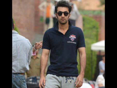 பிரபல இயக்குனர் என்னை அடித்துக் கொடுமைப்படுத்தினார்: இளம் ஹீரோ குற்றச்சாட்டு