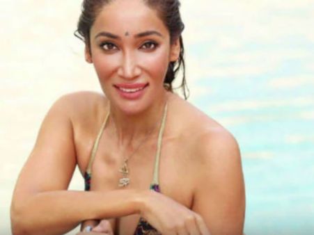 எந்த பிரா எனக்கு நல்லா இருக்கு: ரசிகர்களிடம் கேட்கும் நடிகை சோபியா ஹயாத்