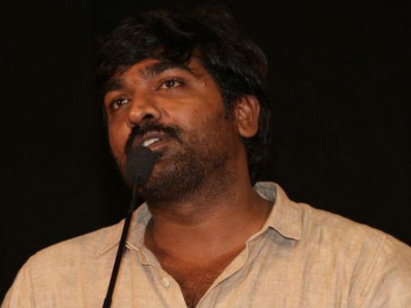 மக்கள் வங்கி வாசலில் நிற்பதா... வேலைக்குப் போவதா? - 'மக்கள் செல்வன்' விஜய சேதுபதி கேள்வி