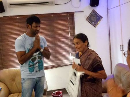 வறுமையில் வாடிய பிரபல இசையமைப்பாளர் குடும்பத்துக்கு உதவிய விஷால்!