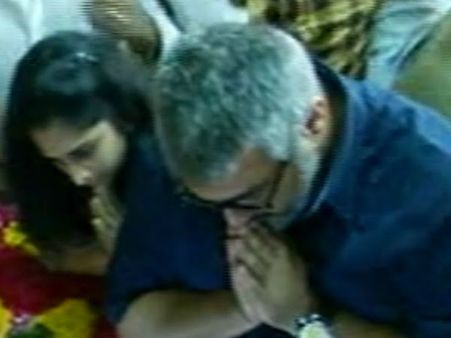 ‘அம்மா’ உடலைப் பார்க்க ஓடோடி வந்த அஜித்... இன்று அதிகாலை நினைவிடத்தில் அஞ்சலி செலுத்தினார்!