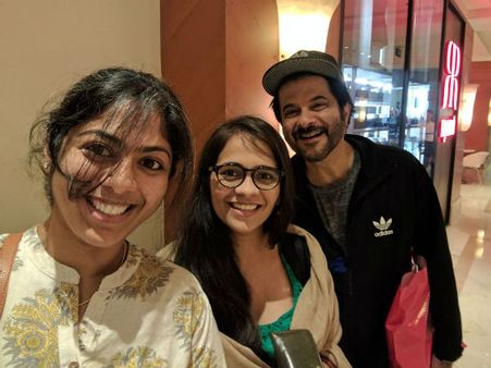 ஏடிஎம் வரிசையில் செல்ஃபி: ரசிகையின் ட்வீட்டால் அசிங்கப்பட்ட சீனியர் நடிகர்