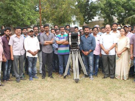 பைரவா ஷூட்டிங்... பூசணிக்காய் உடைத்து நிறைவு செய்த விஜய் & டீம்!