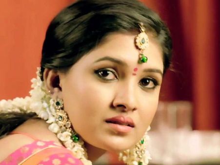 சத்யாவா? ஷிவன்யாவா? 2016ல் அழகில் அசத்திய சீரியல் ஹீரோயின் யார்?