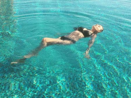 இந்த அம்மணி போன்று நமக்கு ஒரு வேலை கிடைக்காதா?: ஏங்கும் ரசிகர்கள்