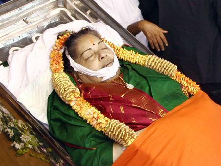 ஜெயலலிதாவின் உடலுக்கு சிம்பு, வடிவேலு, உதயநிதி, அனிருத் அஞ்சலி