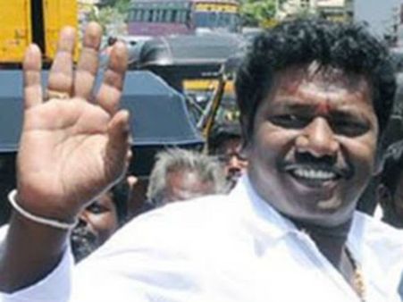 செல்ஃபிக்கு போஸ் கொடுத்தது ஏன் தெரியுமா? கருணாஸின் விளக்கம் இது!