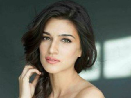 இந்த நடிகையை பார்த்து பாலிவுட் நடிகைகளின் கண், காதில் ஏன் புகை வருகிறது?