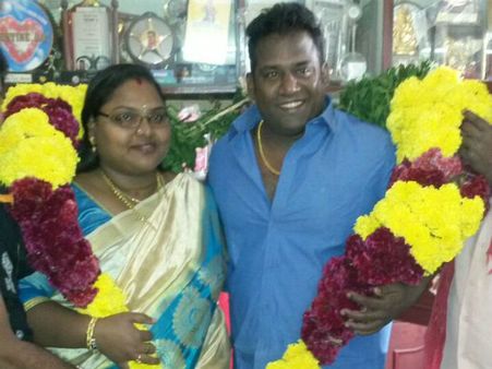 பெரிய மாலை அணிந்து மனைவியுடன் முக்கிய நாளை கொண்டாடிய ரோபோ ஷங்கர்