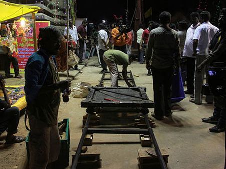 சூறையாடிய வர்தா புயலால் சினிமா நிகழ்ச்சிகள் ரத்து #CycloneVardah