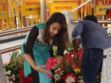 'அம்மா' நினைவிடத்தில் த்ரிஷா மலர் தூவி அஞ்சலி