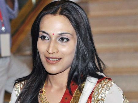 அது நாங்க இல்லீங்கோ: தங்கச்சியை அடுத்து ட்வீட்டிய ஐஸ்வர்யா தனுஷ்