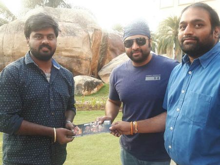 நேற்று ரிலீஸான படத்தின் முதல் டிக்கெட்டை ரூ.1 லட்சத்திற்கு வாங்கிய ரசிகர்