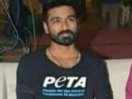 பீட்டா பெயர் போட்ட டி-சர்ட்டில் தனுஷ்: தீயாக பரவிய போட்டோ- உண்மை என்ன?