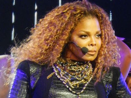 50வது வயதில் ஆண் குழந்தையை பெற்றெடுத்த பிரபல பாடகி