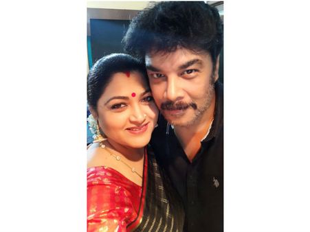 என் ஹீரோ, என் நண்பேன்டா: நள்ளிரவில் கணவரை புகழ்ந்த குஷ்பு