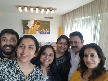 ரணகளத்திற்கு மத்தியிலும் இப்படி ஒரு நட்பு: குஷ்புவின் போட்டோவை பாருங்க