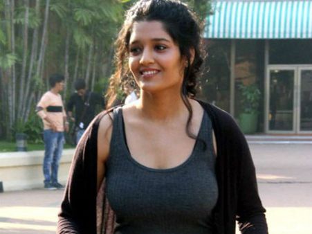 தமிழ் கற்கும் ரித்திகா சிங்... உஷார் டாப் ஹீரோயின்ஸ்!