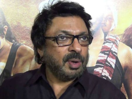 சர்ச்சைக்குரிய காட்சிகள்.... பிரபல இயக்குநர் மீது தாக்குதல்... அடித்து நொறுக்கப்பட்ட படப்பிடிப்பு!