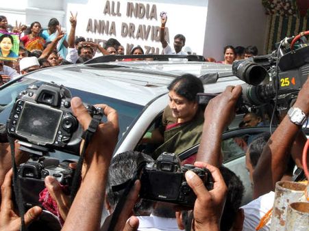 எம்.ஜி.ஆர். நூற்றாண்டு விழாவை துவக்கி வைக்க சசிகலாவை சந்தித்து அழைப்பு விடுத்த கோலிவுட்