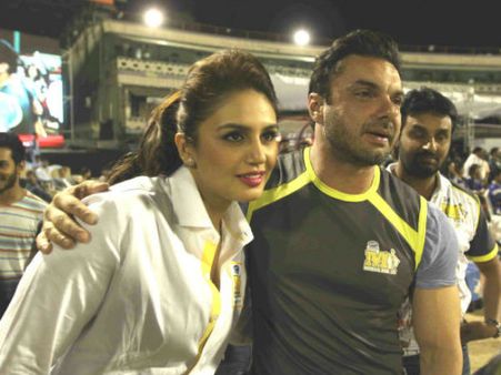 எனக்கும், வாரிசு நடிகருக்கும் கள்ளத்தொடர்பா?: பிரபல நடிகை விளக்கம்