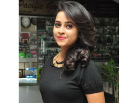 கவர்ச்சியில் இறங்கலாமா? யோசனையில் ஸ்ரீதிவ்யா!