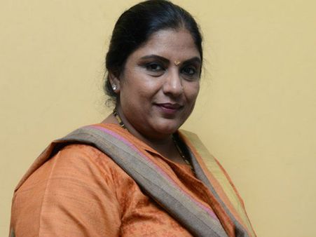 குடும்ப பஞ்சாயத்தில் இருந்து பாம்பு பஞ்சாயத்திற்கு தாவிய நடிகை ஸ்ரீப்ரியா