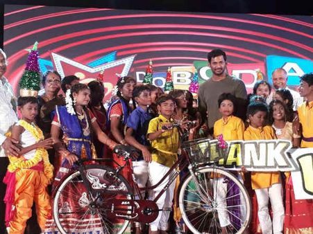 கிராமத்து மாணவர்களுக்கு 35 மிதி வண்டிகள் வாங்கித் தந்த விஷால்!