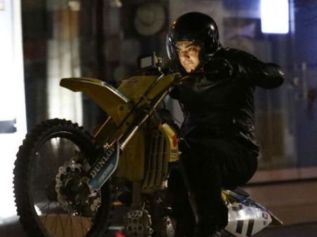 விவேகம் ஃபர்ஸ்ட் லுக்.... ரேஸ் வீரராக வருகிறார் அஜீத்?