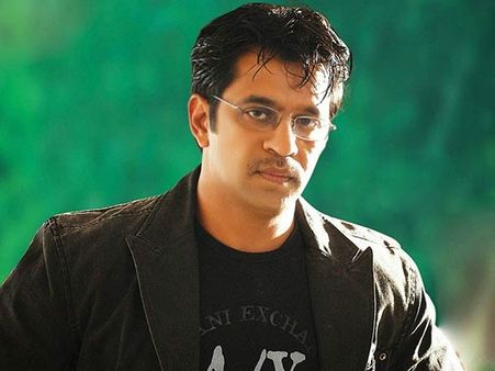 நைசா நழுவிய ஆர்யா, விஷாலுடன் துணிந்து மோதும் அர்ஜுன்