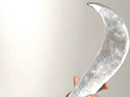 அசிஸ்டெண்டுகளின் வாழ்க்கையில் விளையாடும் அருவா இயக்குநர்!