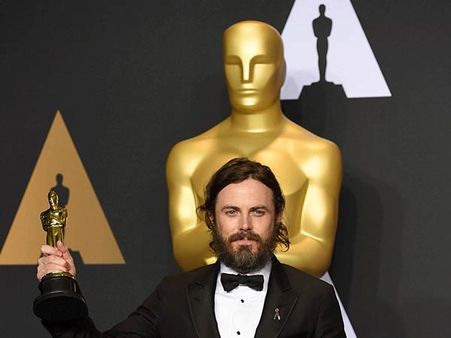 பாலியல் புகாரில் சிக்கிய 'அவர்' அதிபர், 'இவருக்கு' ஆஸ்கர்: கழுவிக் கழுவி ஊத்தும் நெட்டிசன்கள்