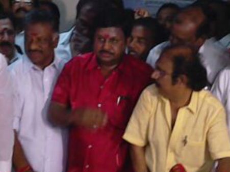 காது கருகுகிற மாதிரி சசி அணியை மக்கள் திட்டுகிறார்கள் - ராமராஜன்