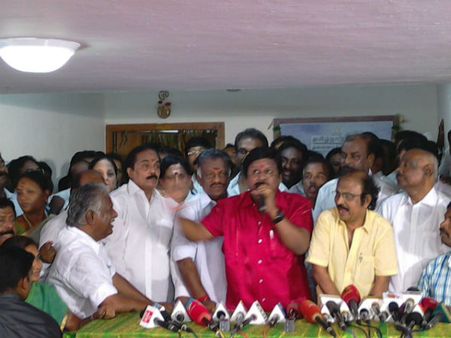 ஏறுமுகத்தில் ஓ.பி.எஸ்.: நடிகர்கள் ராமராஜன், தியாகு, அருண்பாண்டியன் ஆதரவு