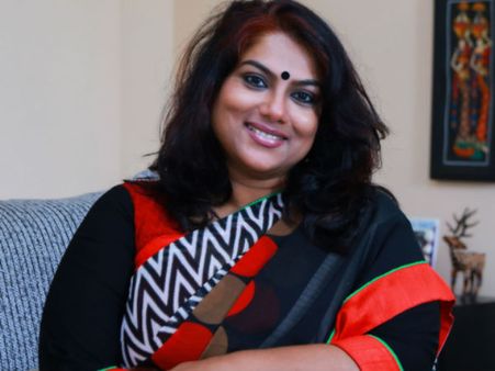 ஜல்லிக்கட்டுக்கு போராடினீங்க, சித்தப்பா அரசுக்கு எதிராக எதுவும் இல்லையா?: நடிகை ரஞ்சனி