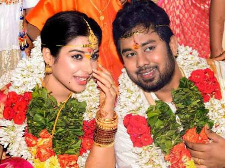 சொன்னபடியே பெற்றோர் சம்மதத்துடன் கார்த்திக்கை மணந்த பிச்சைக்காரன் நடிகை