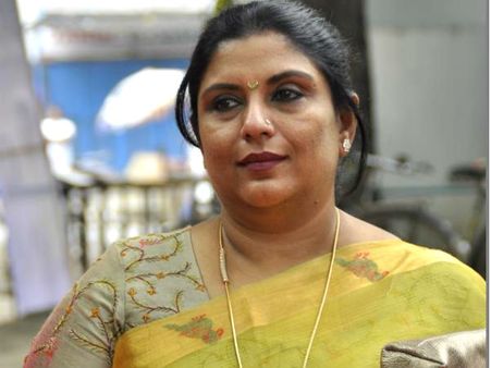 சசி எபெக்ட்: கண்ணே தெரியலை பிளாக்காவுது ஒயிட்டாவுது- ஸ்ரீப்ரியா