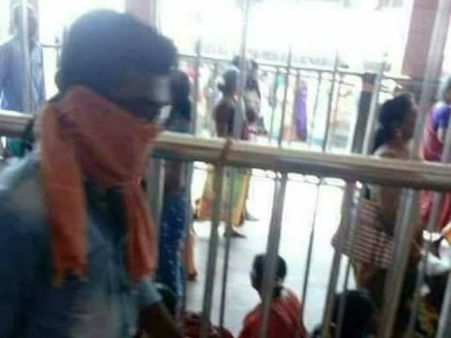 காவி துண்டால் முகத்தை மறைத்தபடி பழனி முருகனை தரிசித்த விஜய்: தீயா பரவிய போட்டோ