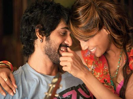 பொது இடத்தில் இப்படியா நடப்பது?: ராணா, பிபாஷாவை பார்த்து வியந்த ரசிகர்கள்